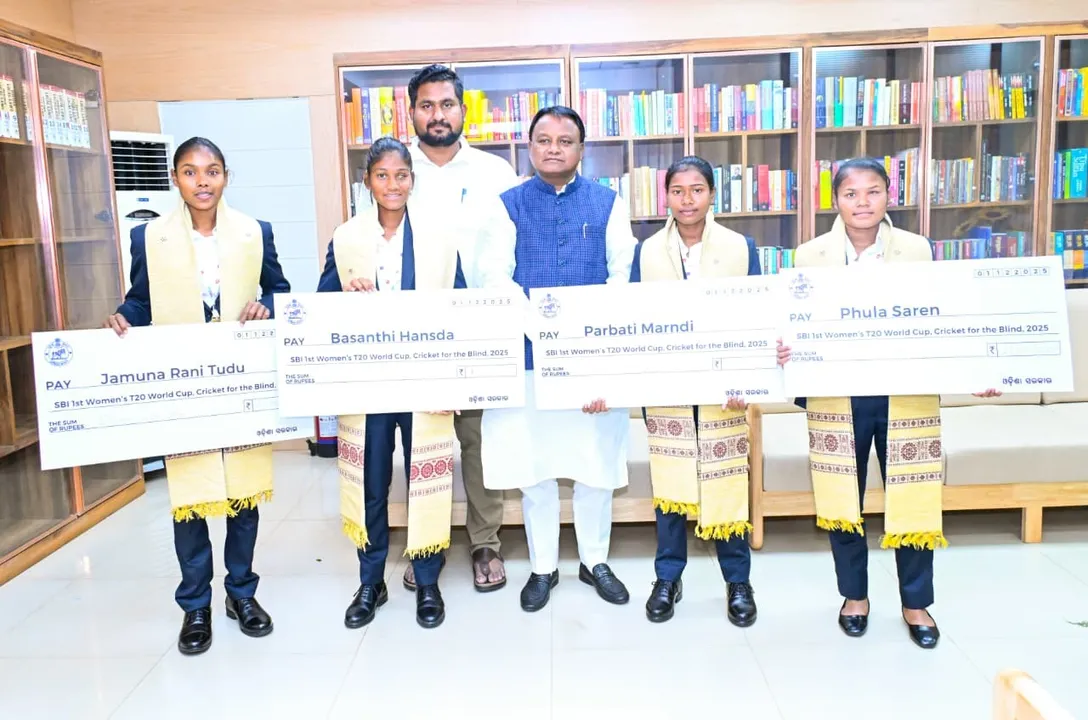  CM Mohan Charan Majhi and Sports Minister Surya Banshi Suraj with players from Odisha who helped India lift Women’s T20 World Cup Cricket for the Blind 