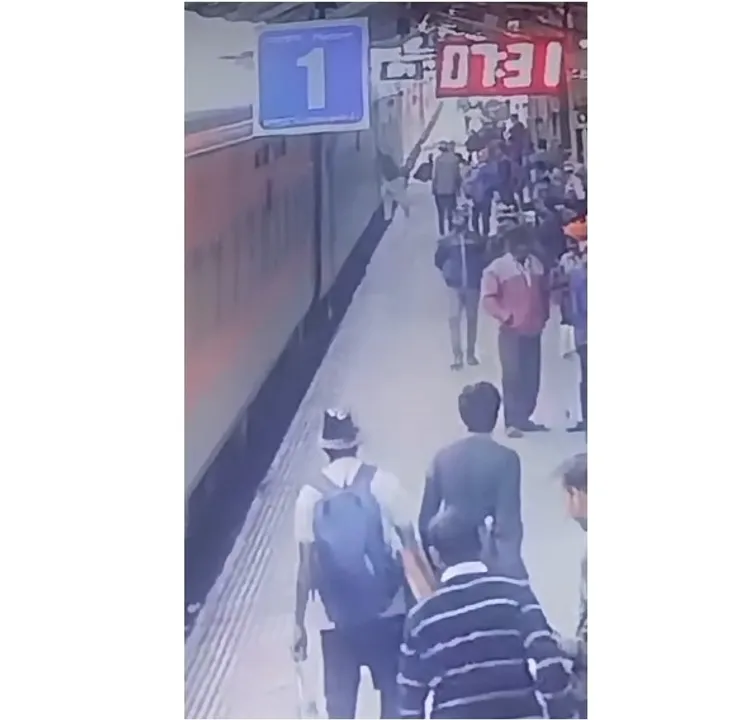  Teacher from Raipur dies after falling under a moving train at Jharsuguda Railway Station. Photograph: (CCTV footage) 