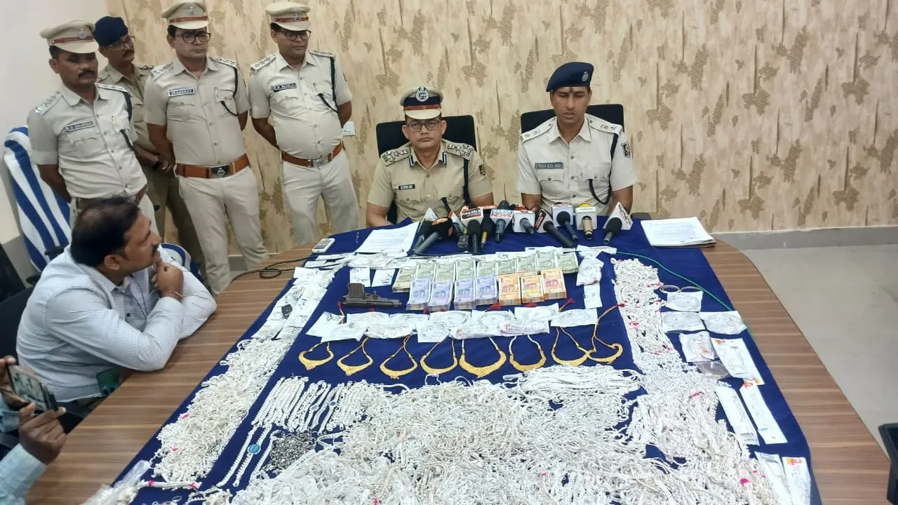  Operation “White Metal”: Four arrested in the Rs 78.96-lakh jewellery heist on NH-316 near Puri. Photograph: (Sambad) 