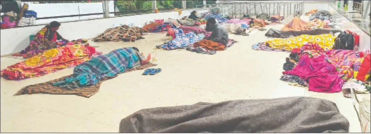  Attendants of patients spending night in extreme cold in the Capital Hospital premises in Bhubaneswar
(Photo: Sambad) 