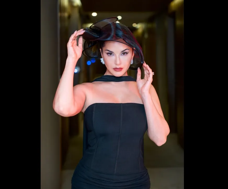  Actress Sunny Leone (source: Facebook) 