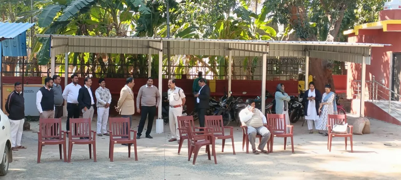  Court staff and lawyers during searches on court premises in wake of bomb threats Photograph: (Sambad) 