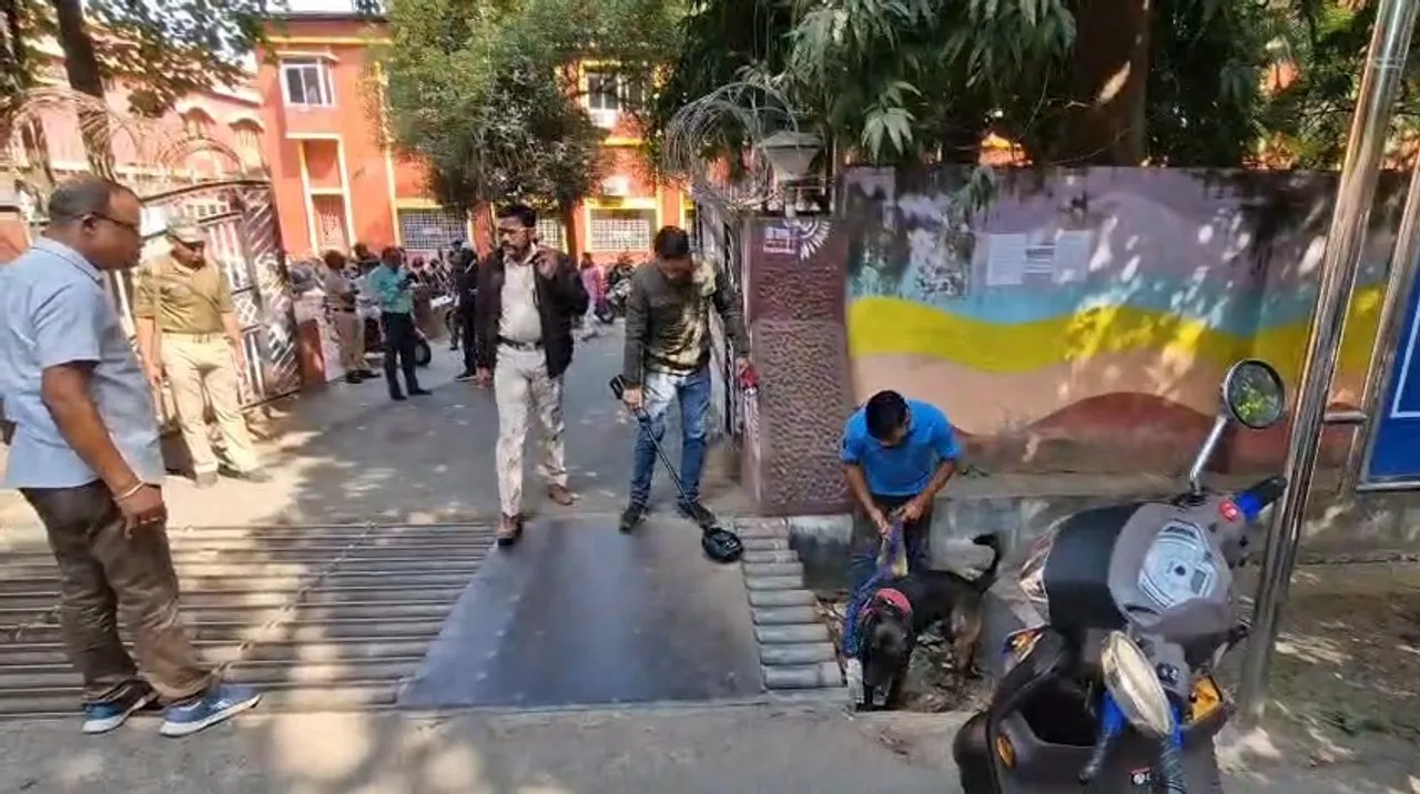  Police personnel along with anti-bomb squads at Sambalpur District Court following threat email. Photograph: (Sambad) 