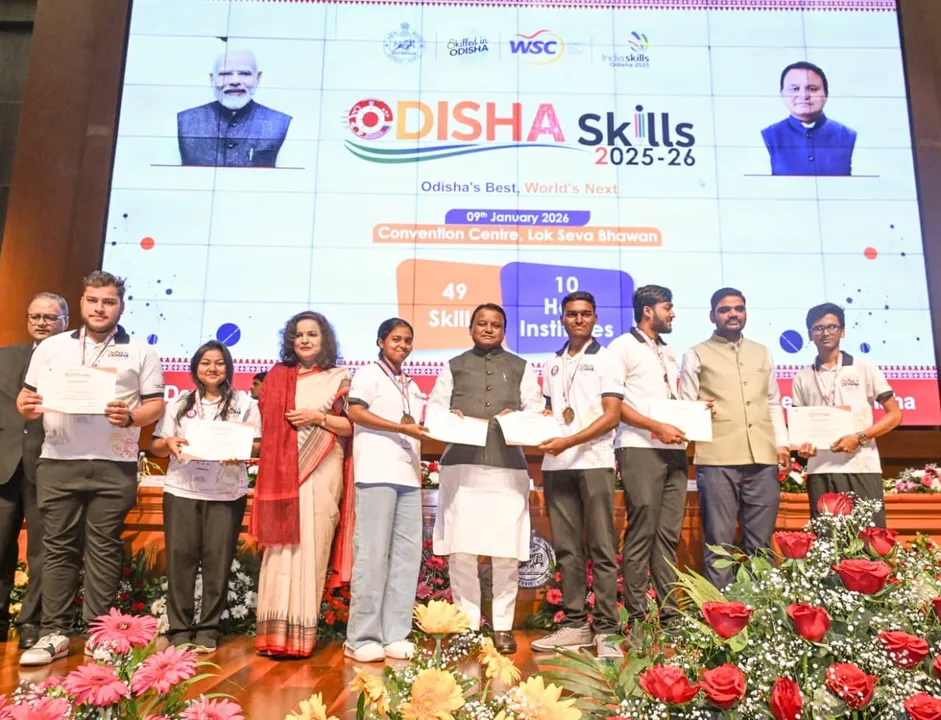  CM Mohan Charan Majhi awarding the achievers at the closing ceremony of  Odisha Skill Competition 2025-26.  