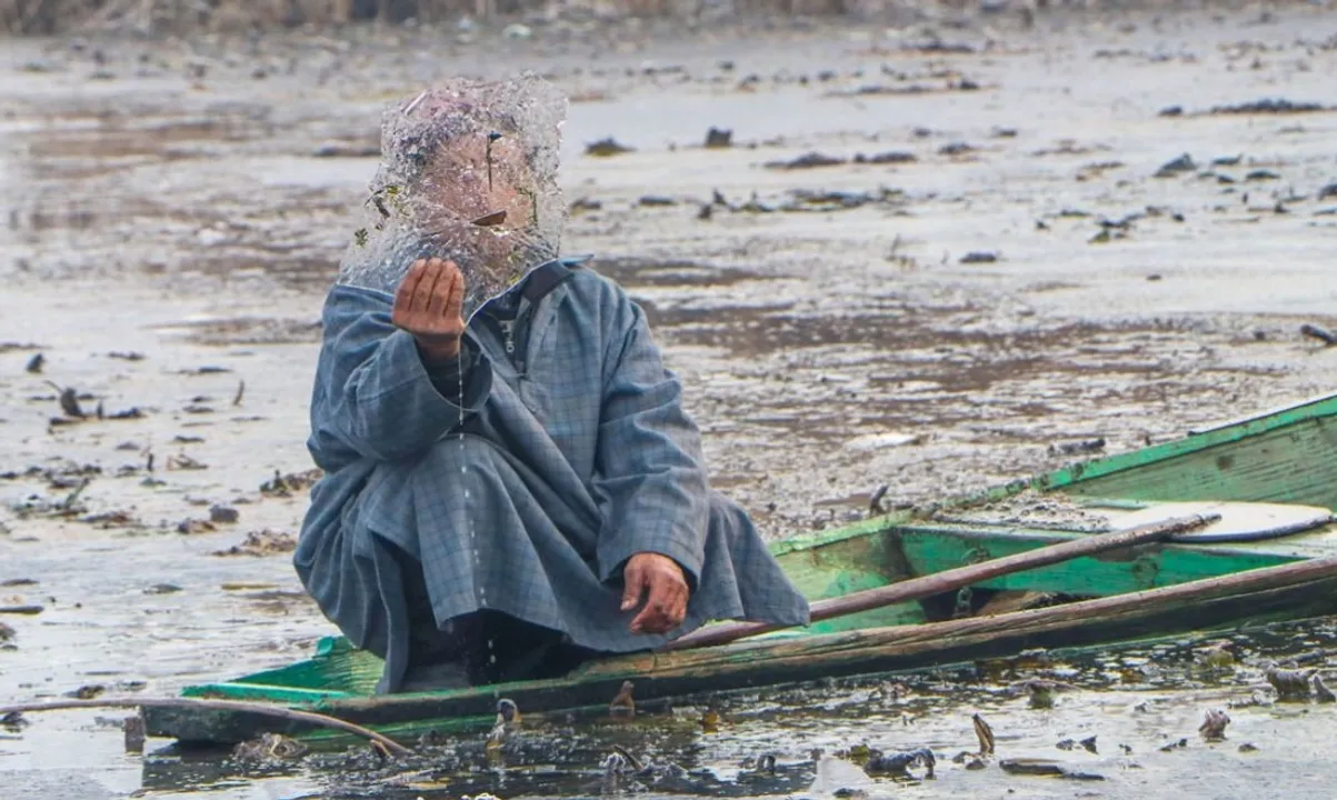  Dal Lake Partially Frozen Amid Severe Cold in the Valley Photograph: (Twitter) 