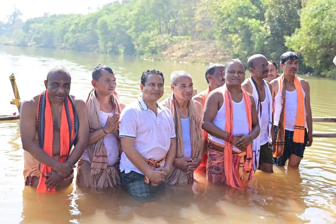  Odisha CM Mohan Majhi Takes Holy Dip in Baitarani River on Makar Sankranti