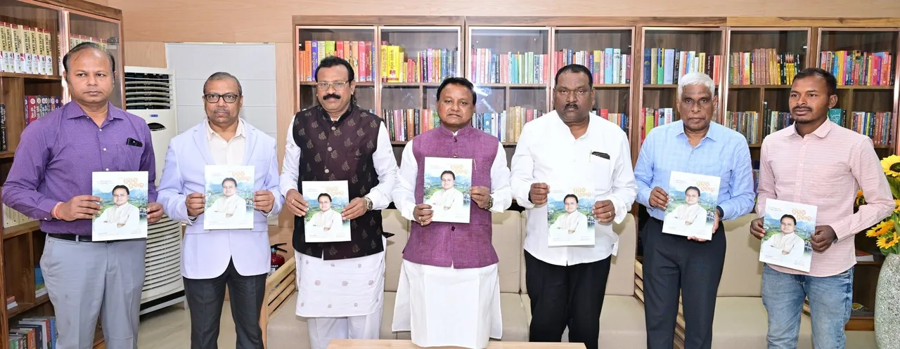  CM Mohan Charan Majhi and other dignitaries launching 'Pragati Prabah' in Bhubaneswar.  