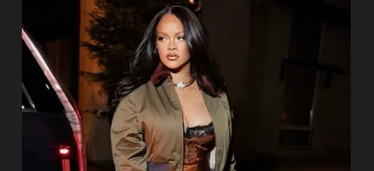  Rihanna hit by closing door during NYC outing