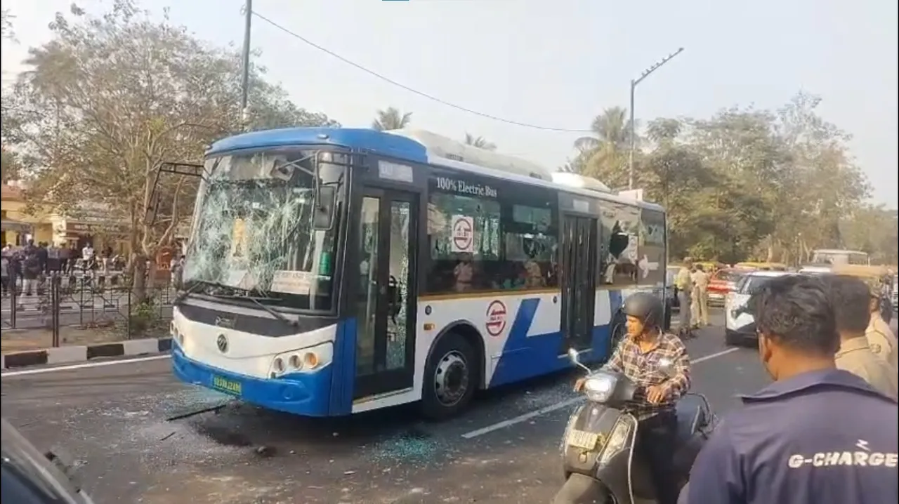  Ama Bus Runs Over Motorcycle on Janpath in Bhubaneswar, Rider Hospitalised; Locals Vandalise Bus