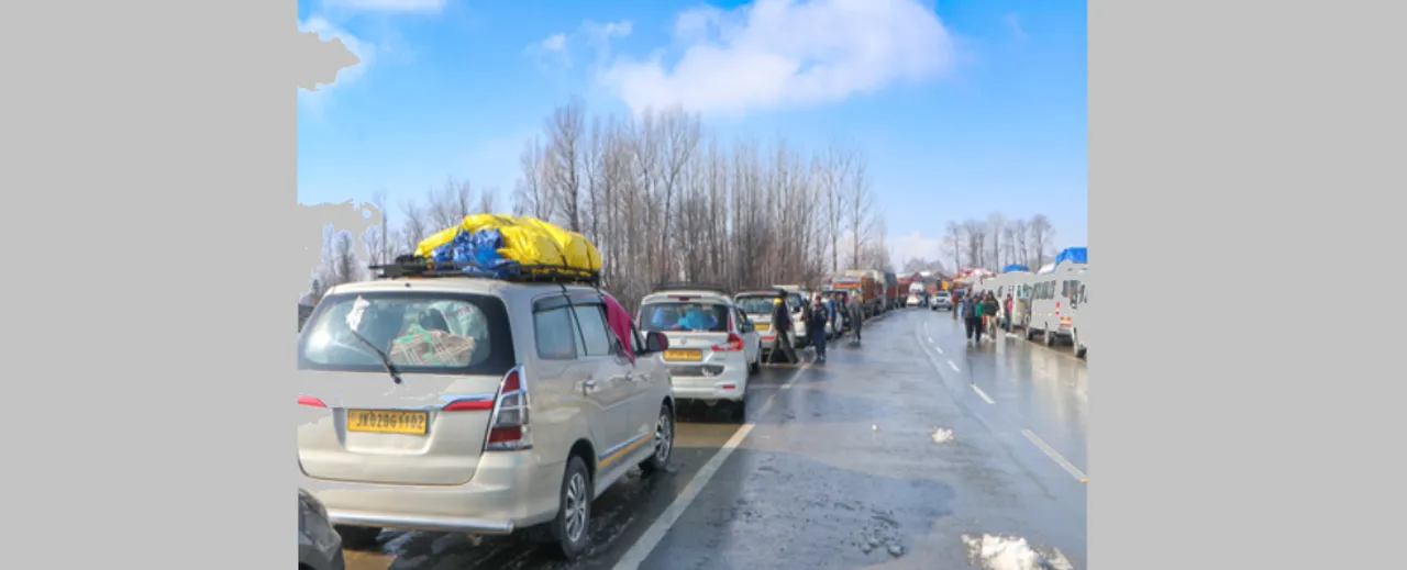  Traffic restored on Srinagar–Jammu Highway after heavy snowfall; flights resume normally