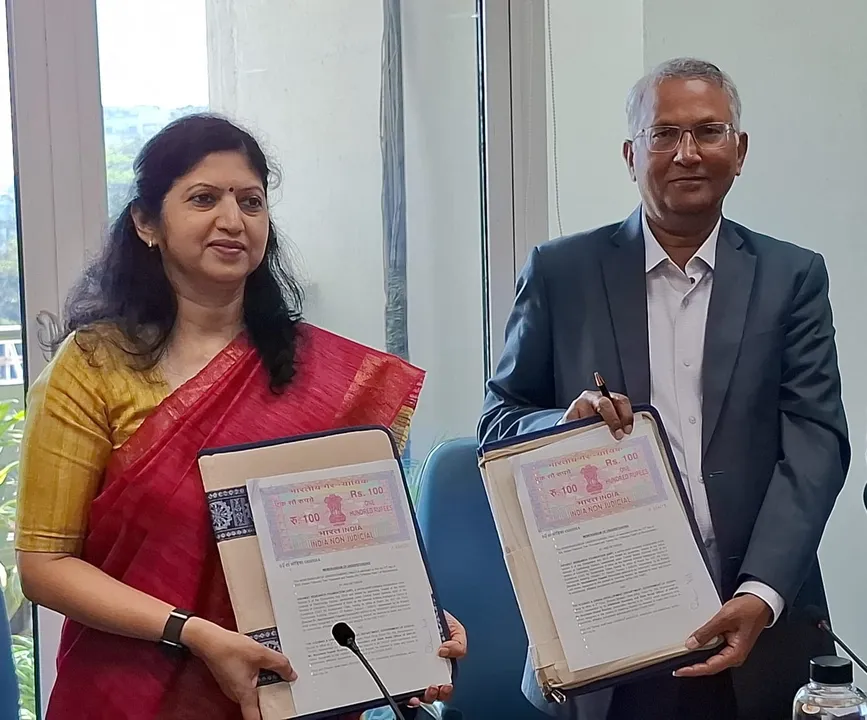  Usha Padhee, ACS, Housing and Urban Development Deptt signs MoU with Amar Nath, CEO of AIRAWAT Research Foundation in Bhubaneswar 