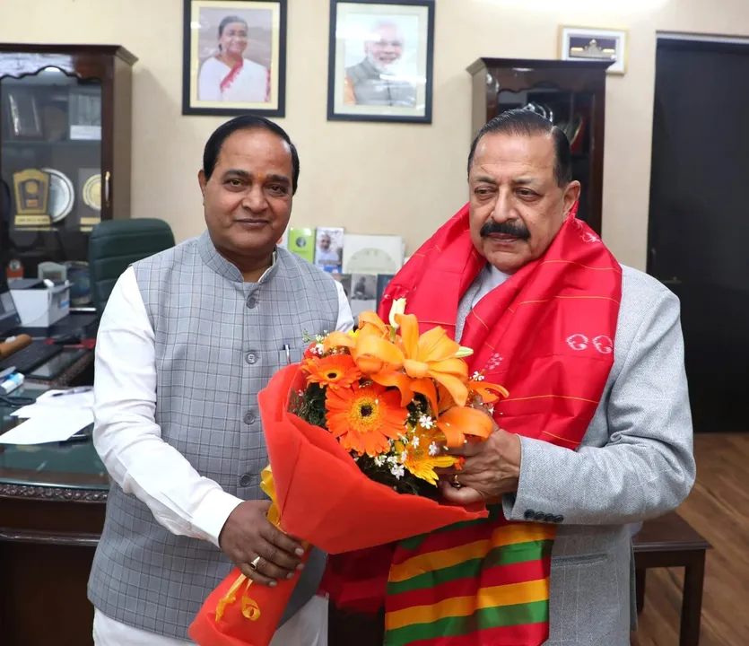  Odisha’s Science and Technology Minister Krushna Chandra Patra meets with Union Minister for Science and Technology Jitendra Singh in New Delhi. 