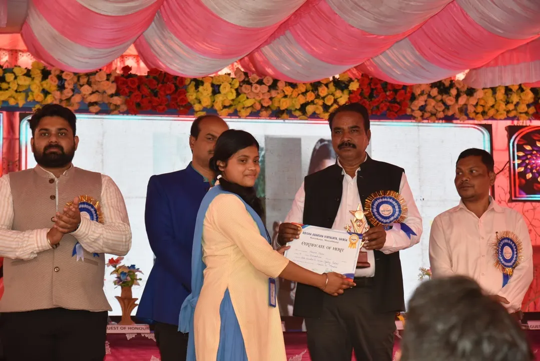  Mahima Majhi, a Class XI student of OAV Shirsa, felicitated for her selfless contribution to support cancer patients Photograph: (OAV Shirsa) 