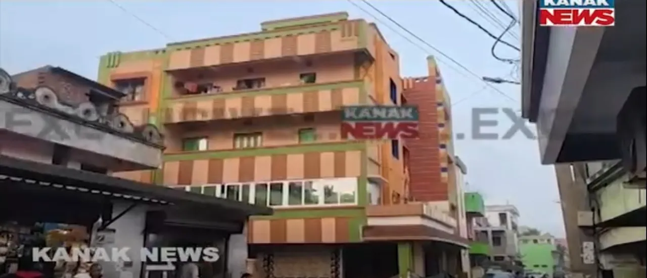  An unidentified woman found dead after fall from 4-storey building in Paradip Photograph: (Screengrab from Kanak News) 
