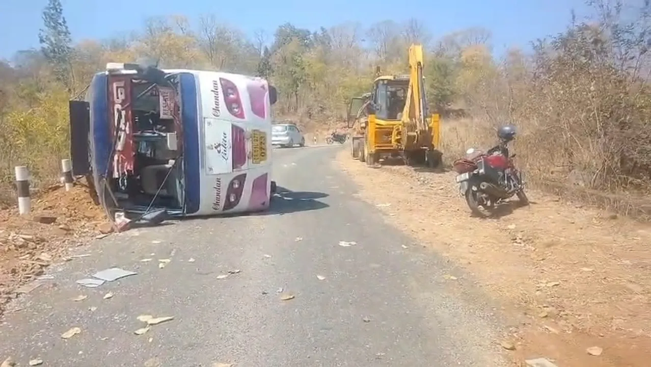  A Jatra troupe bus overturns at Dangapathar Ghati, Deogarh district Photograph: (Sambad) 