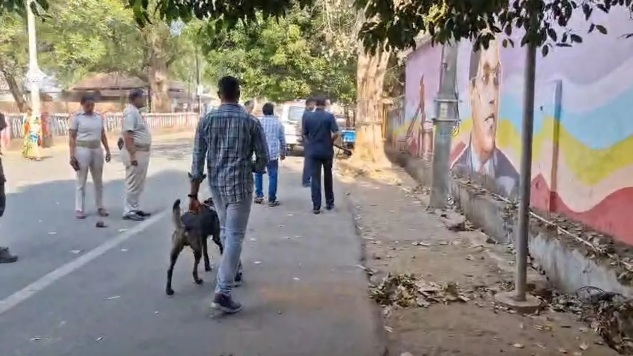  Anti-bomb squad and police personnel deployed at Sambalpur District following bomb threat email Photograph: (Sambad) 