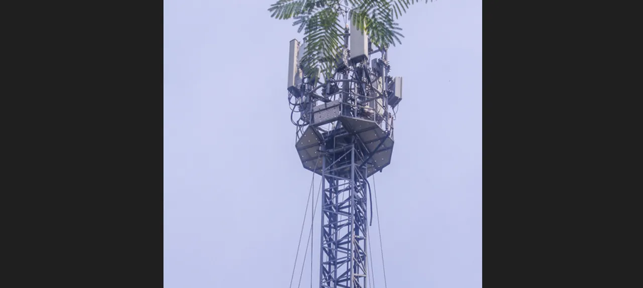  Woman climbs mobile tower in Bihar's Gopalganj demanding lover's release
