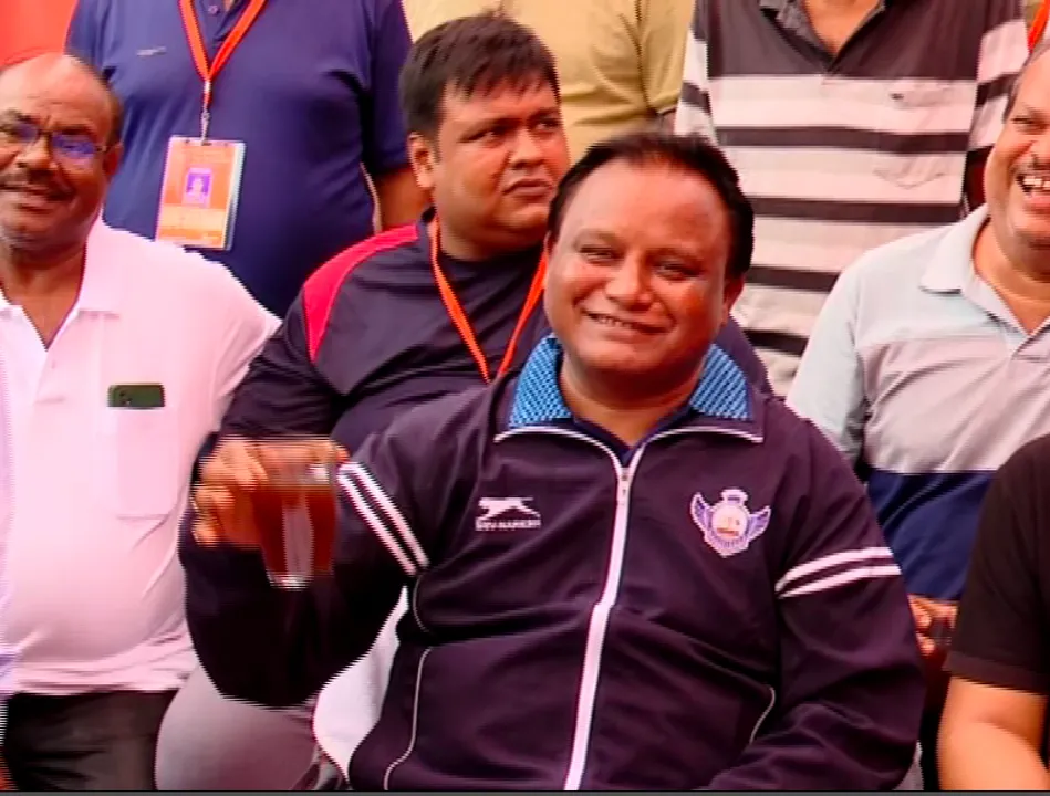  Odisha CM Mohan Majhi enjoying black tea at Keonjhar. 
