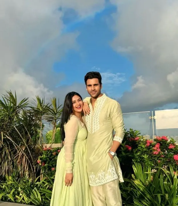  Divyanka Tripathi, Vivek Dahiya shine in pastel outfits amidst a rainbow