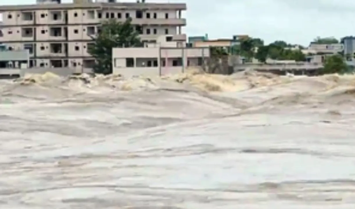  Fresh flood alert in Telangana as Munneru River crosses danger mark