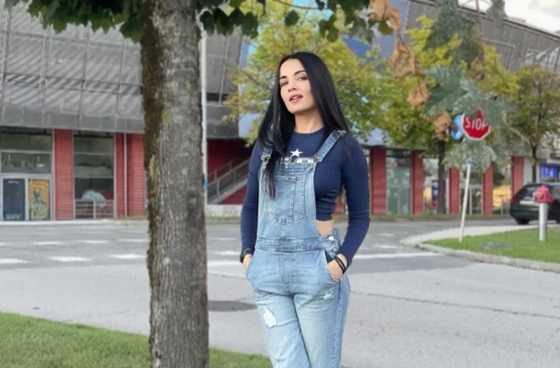  Celina Jaitley shares throwback picture from her school life
