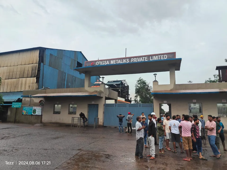  Two workers dead, five others critical after metal plate falls on them