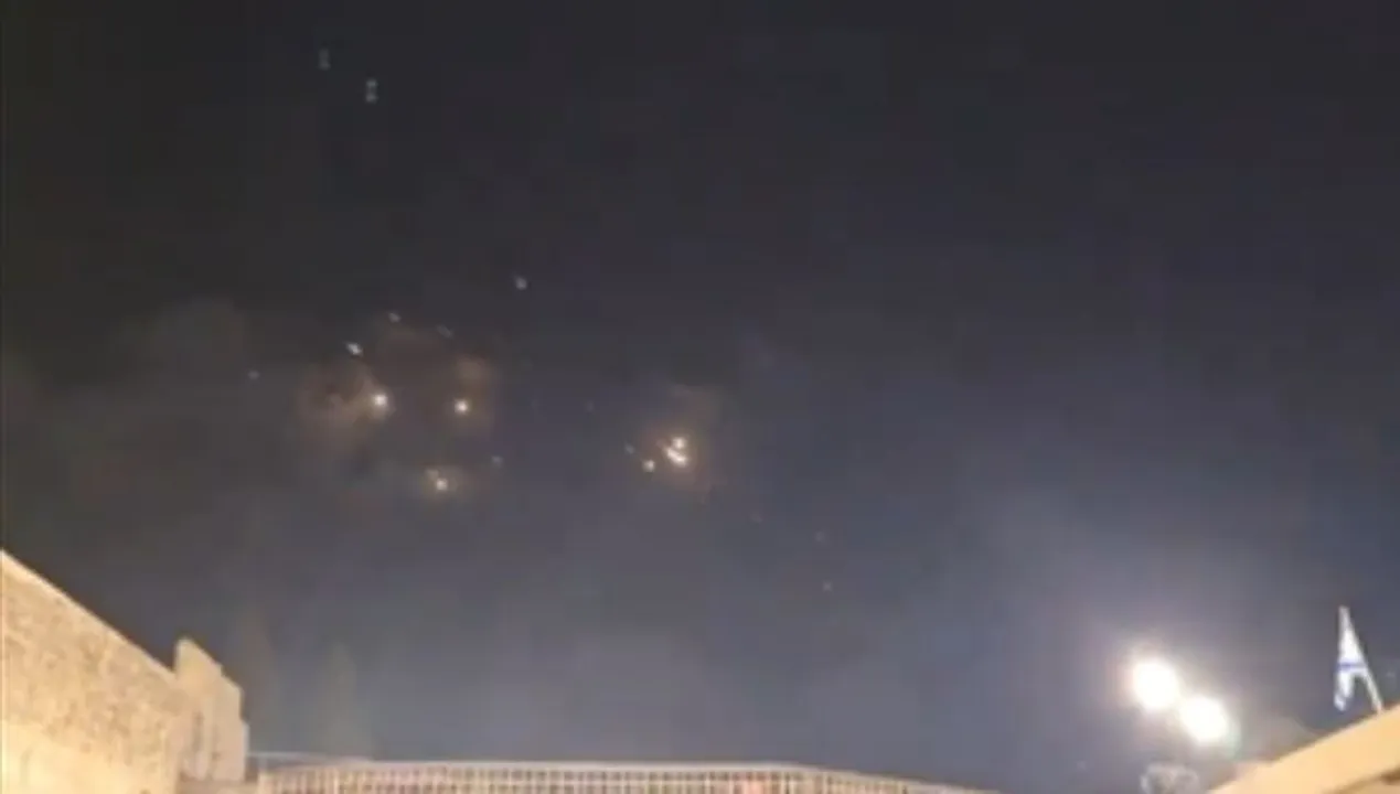  Israel vows to retaliate after missile attacks by Iran