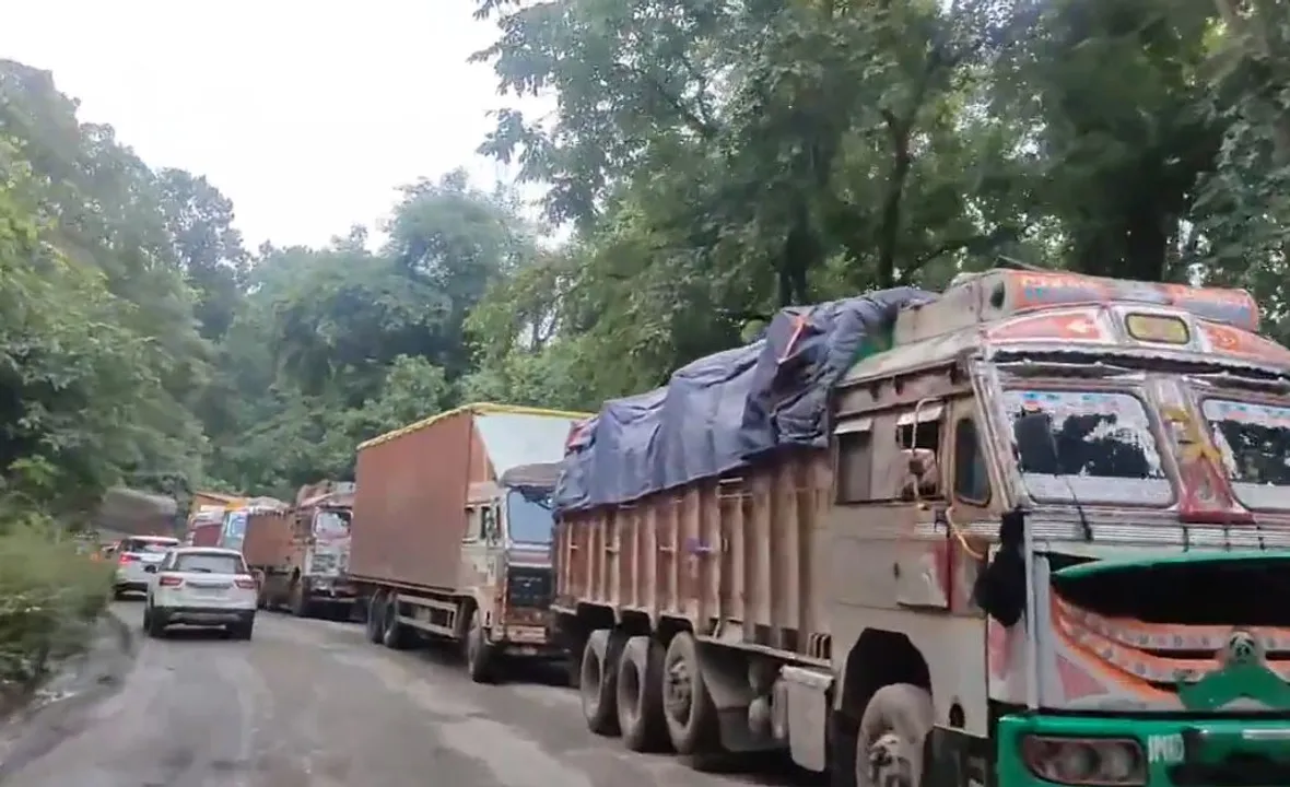  Traffic jam in Mayurbhanj's Bangriposi ghat: Restriction on movement of heavy vehicles