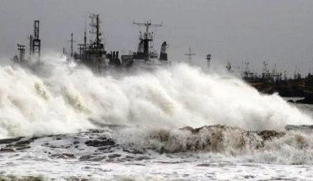  Ex-Cyclone Tam lashes New Zealand’s North Island