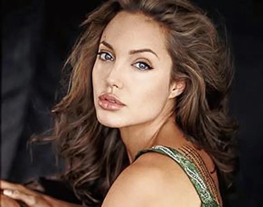  Angelina Jolie ( source: people.com) 