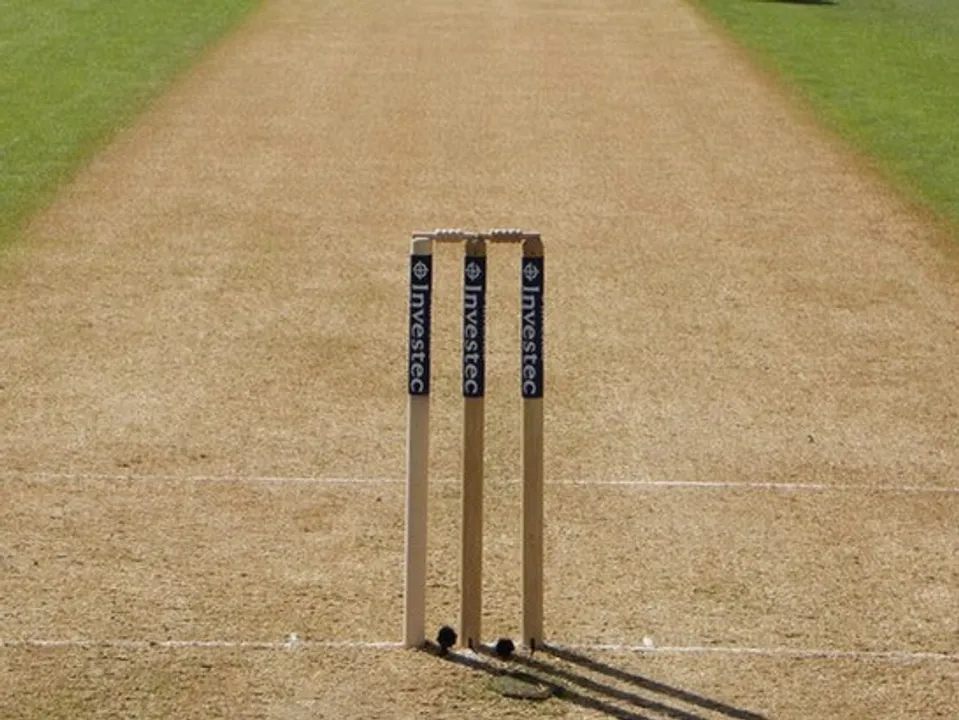  India strike late to reduce England to 87/2 in 405-run chase