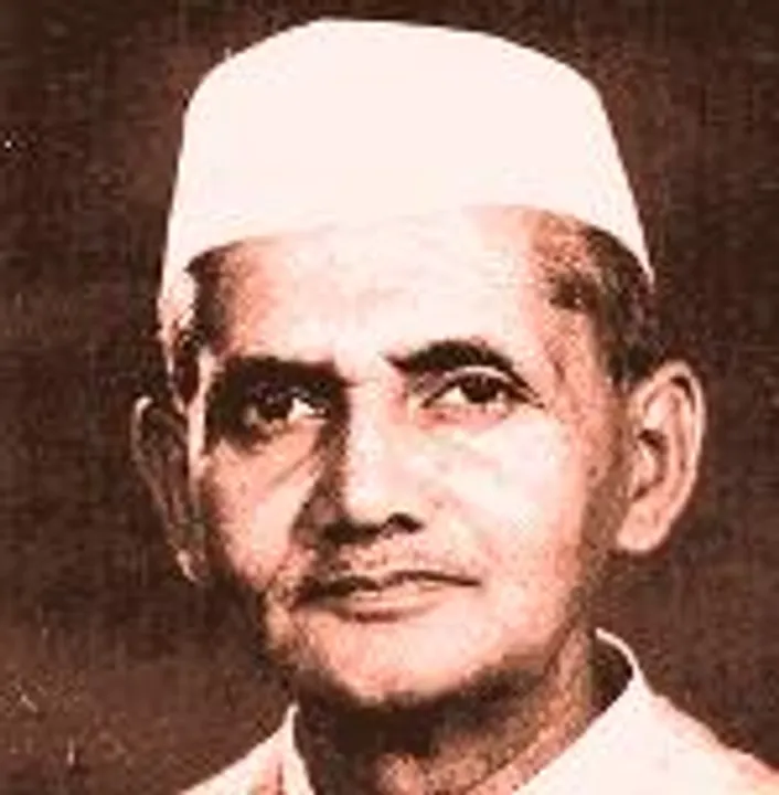  Modi visits ancestral house of Lal Bahadur Shastri