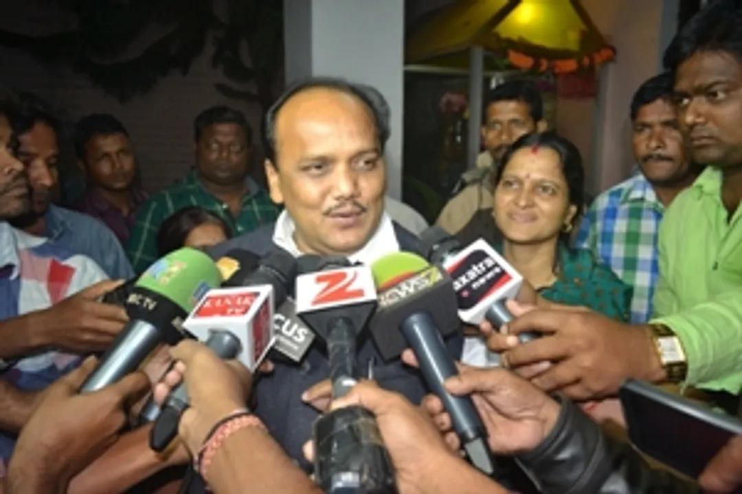  Pravat Biswal facing questions from the media after a five-hour long grilling by the CBI last year in connection with another land deal. His wife Laxmi Bilasini can be seen in the background  
(OST File Pic) 