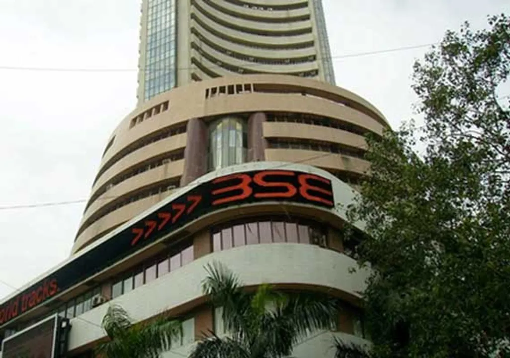  Sensex crashes 930 points, all sectoral indices in red