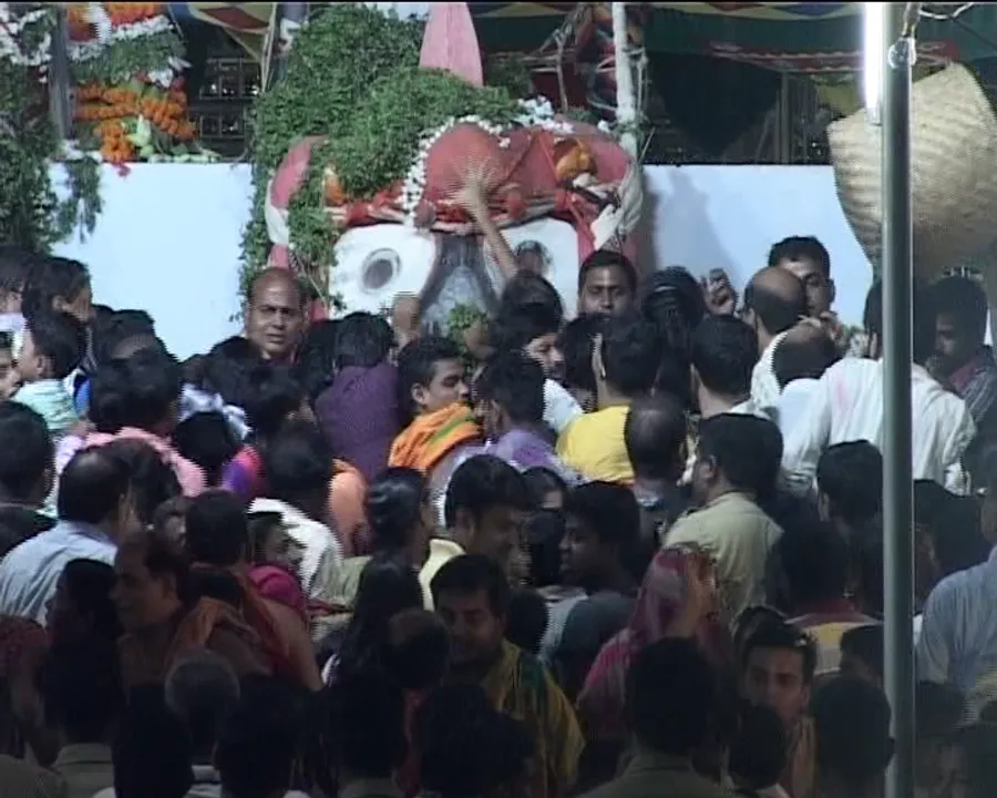  Devotees touch deities during Snana Yatra despite prohibition