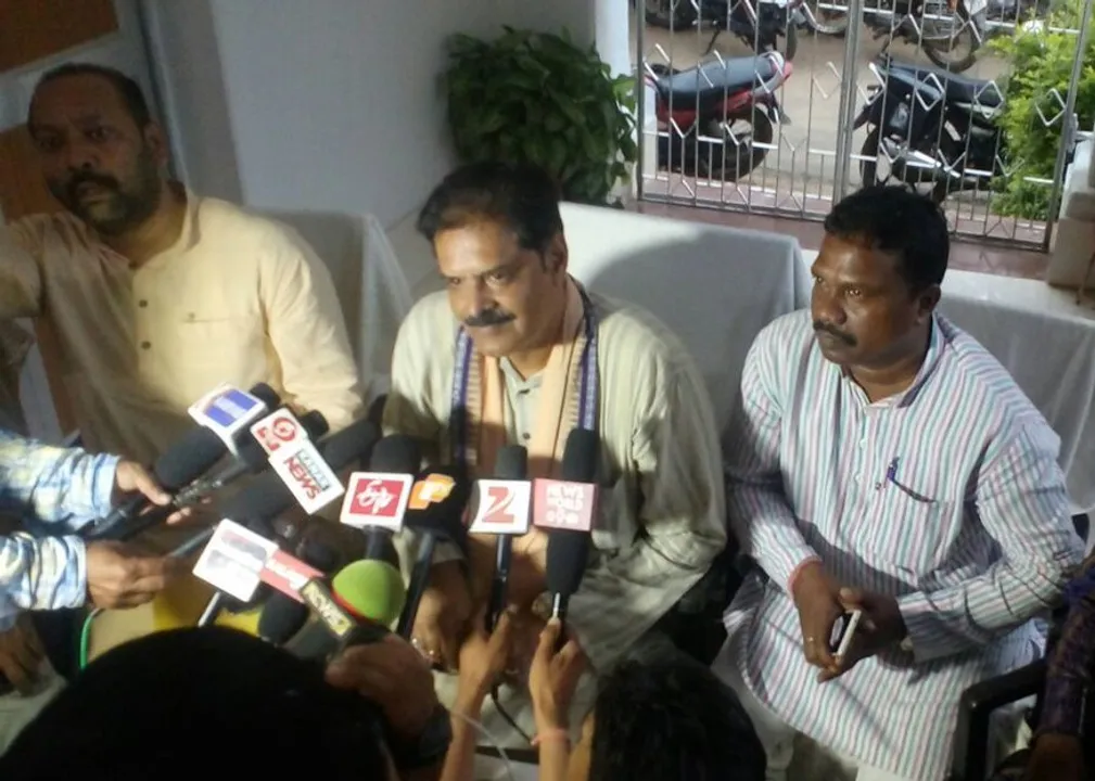  Odisha BJP leaders call on Manamunda attack victims