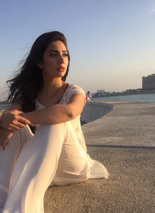  Pic. twitter.com/TheMahiraKhan/media 