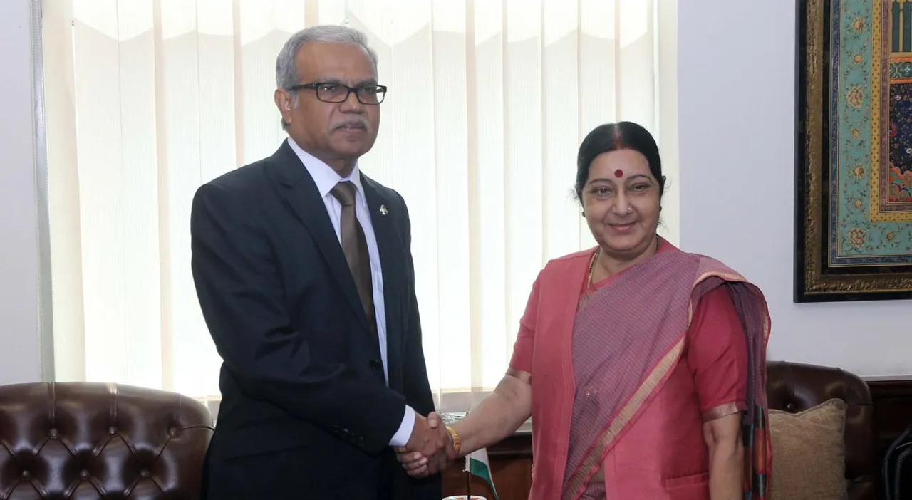  Pic. twitter.com/meaindia 