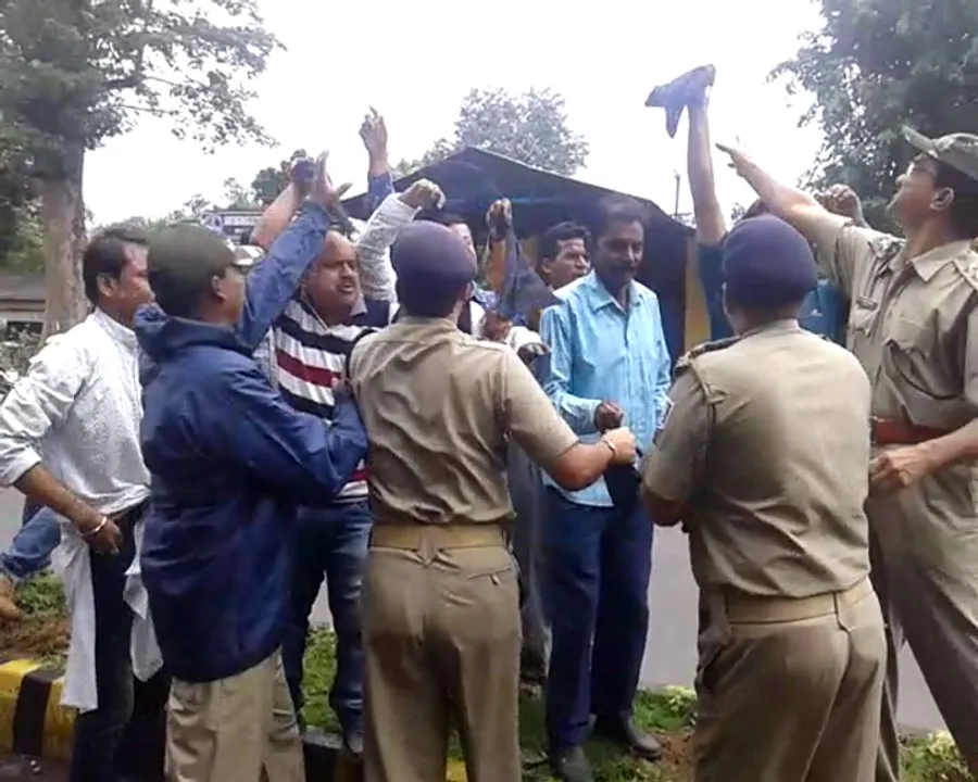  Odisha Minister Bikram Arukha shown black flags in Phulbani