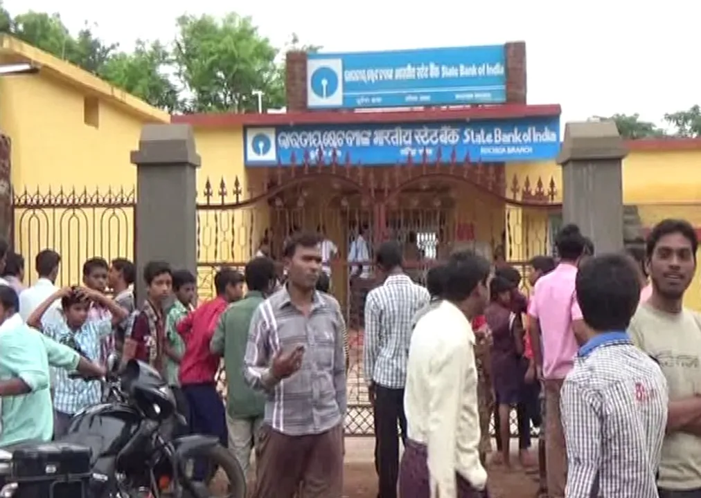  Robbers loot jewellery worth Rs 1 crore, Rs 17 lakh cash from Odisha bank