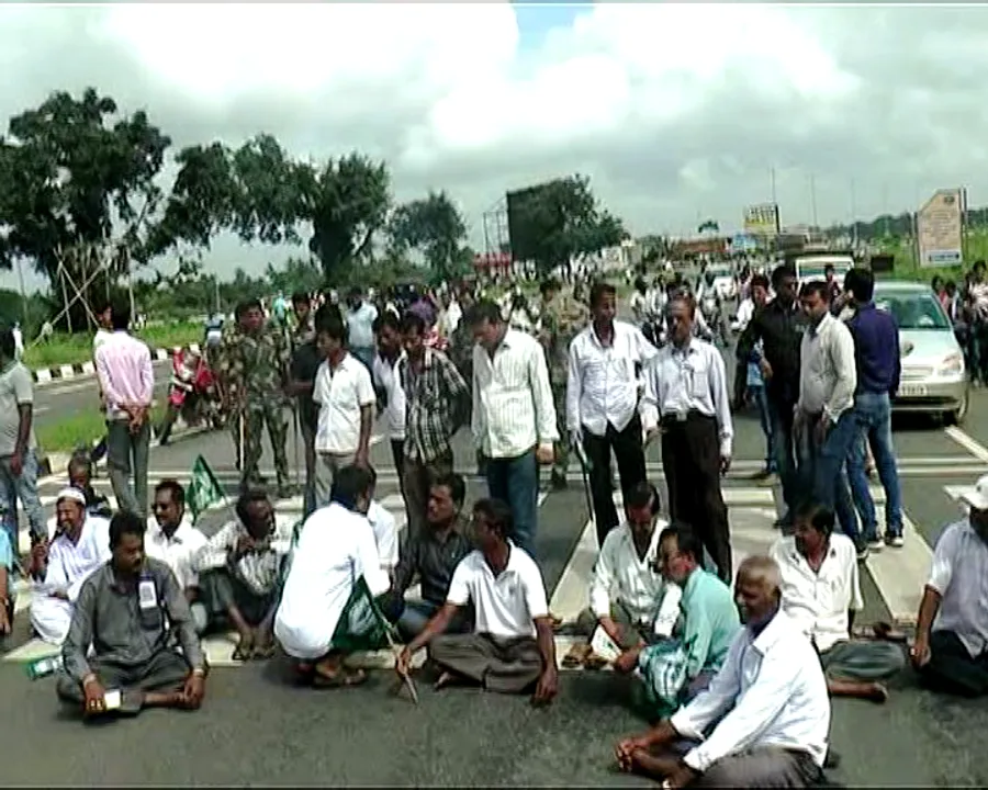  Egg hurling at Odisha Min: BJD workers block NH near Pipili toll gate