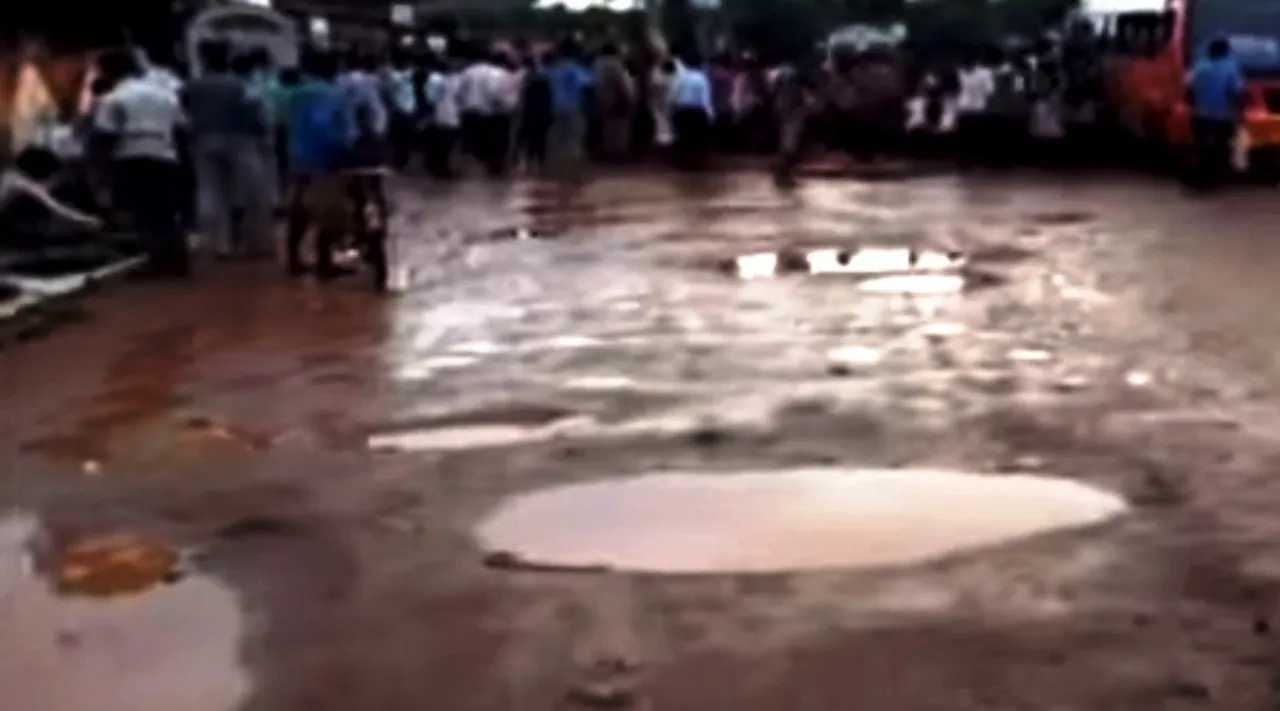  College students parade Odisha govt staff through sludge