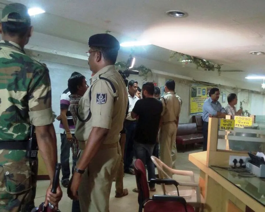  Miscreants loot Rs 13 lakh, gold ornaments from bank in Odisha capital