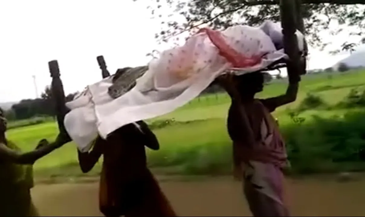  Daughters carry mother’s body on cot, perform last rites in Odisha