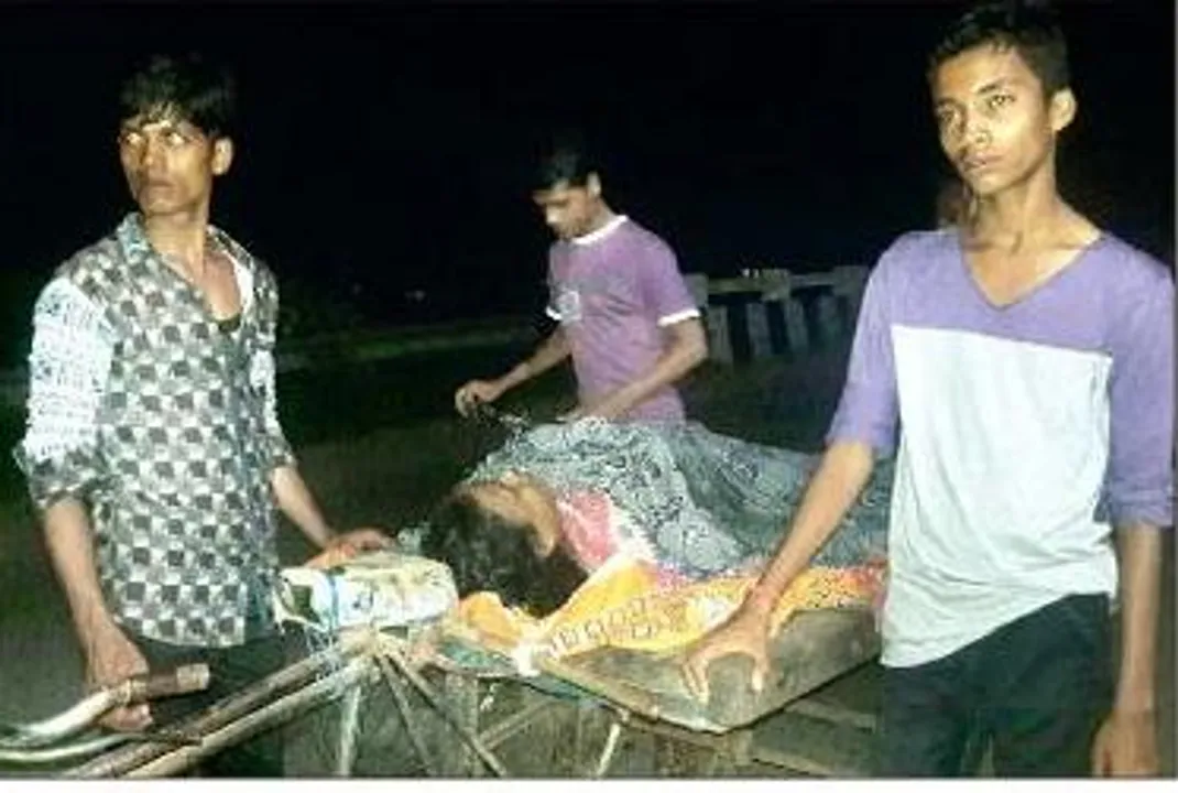  Body carried on rickshaw in Odisha due to unavailability of hearse at hospital