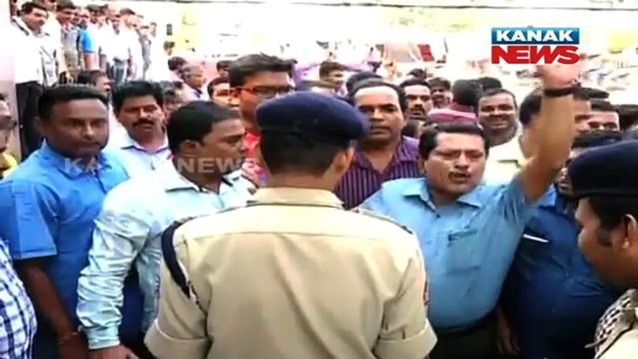 Supporters of Sum Hosp owner create ruckus at PS, attack media persons