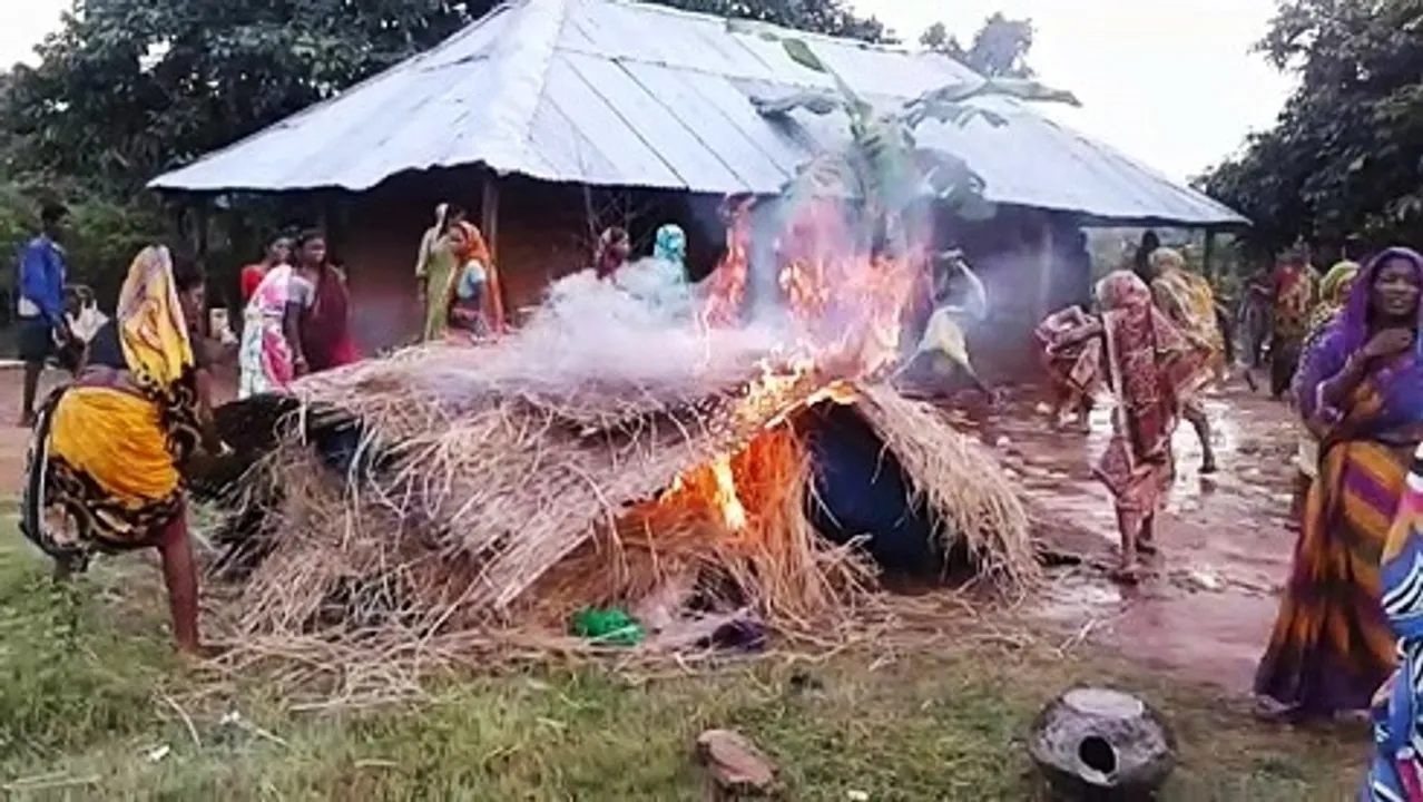  Enraged women demolish liquor outlet in Odisha