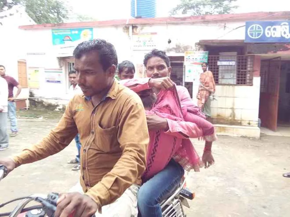  No hearse at CHC: Man carries daughter’s body on bike in Odisha’s Koksara