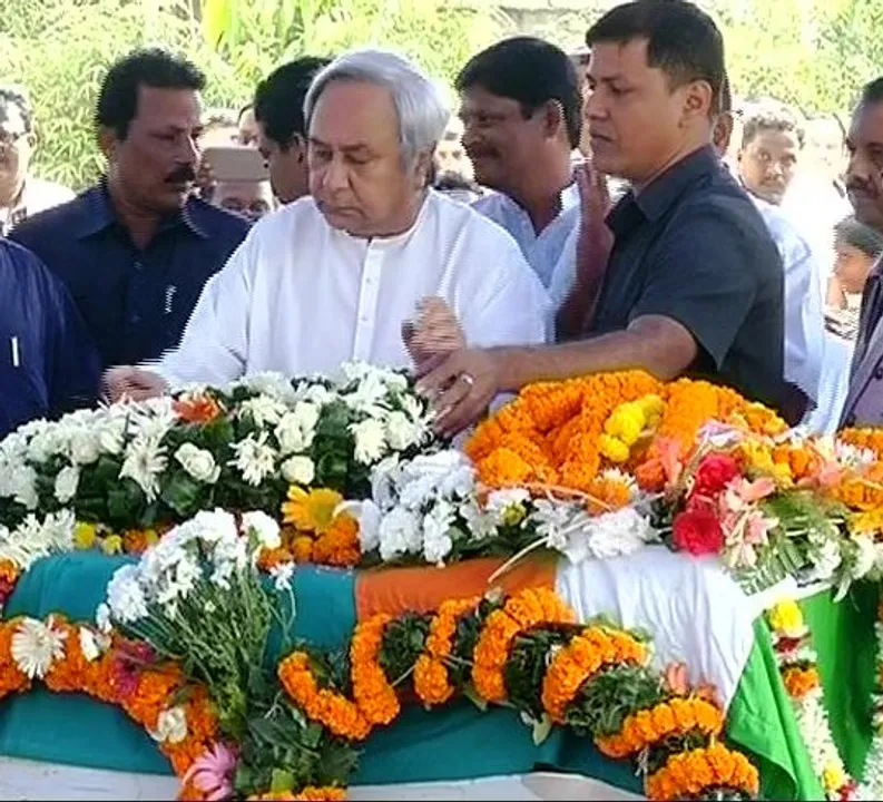  Odisha CM pays last respect to Lulu Mohapatra