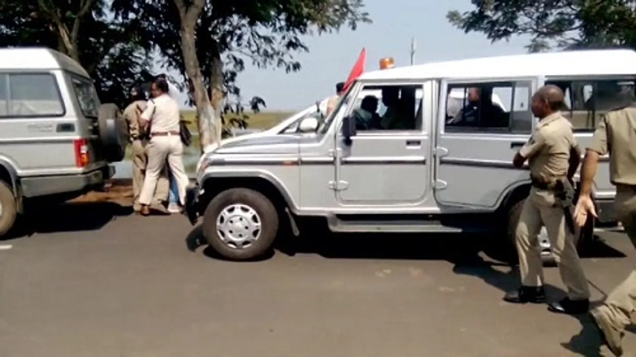  Cong men protest detention of workers over waving of black flags to Odisha Min